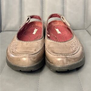 Earth Women's Taupe Leather Flats. EXCELLENT.  NWOT.